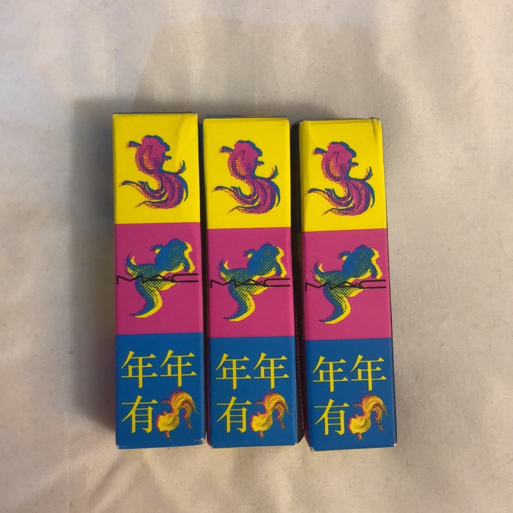 3 POWDER KISS LIPSTICKS / MOON MASTERPIECE